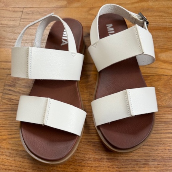 NWOT Mia White Sandals - Picture 1 of 4